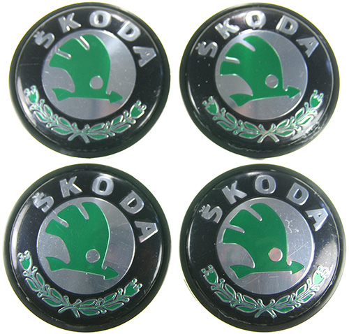 Caches moyeux centre de roues SKODA 65mm logo SKODA chrome fond noir.