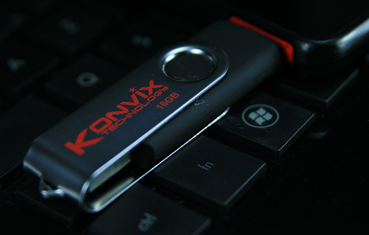 Clé USB 2 en 1 Konvix 16 Go noire